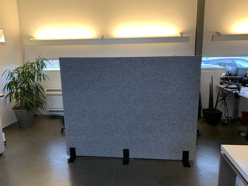 Cloison acoustique autoportante grise dans un bureau ouvert