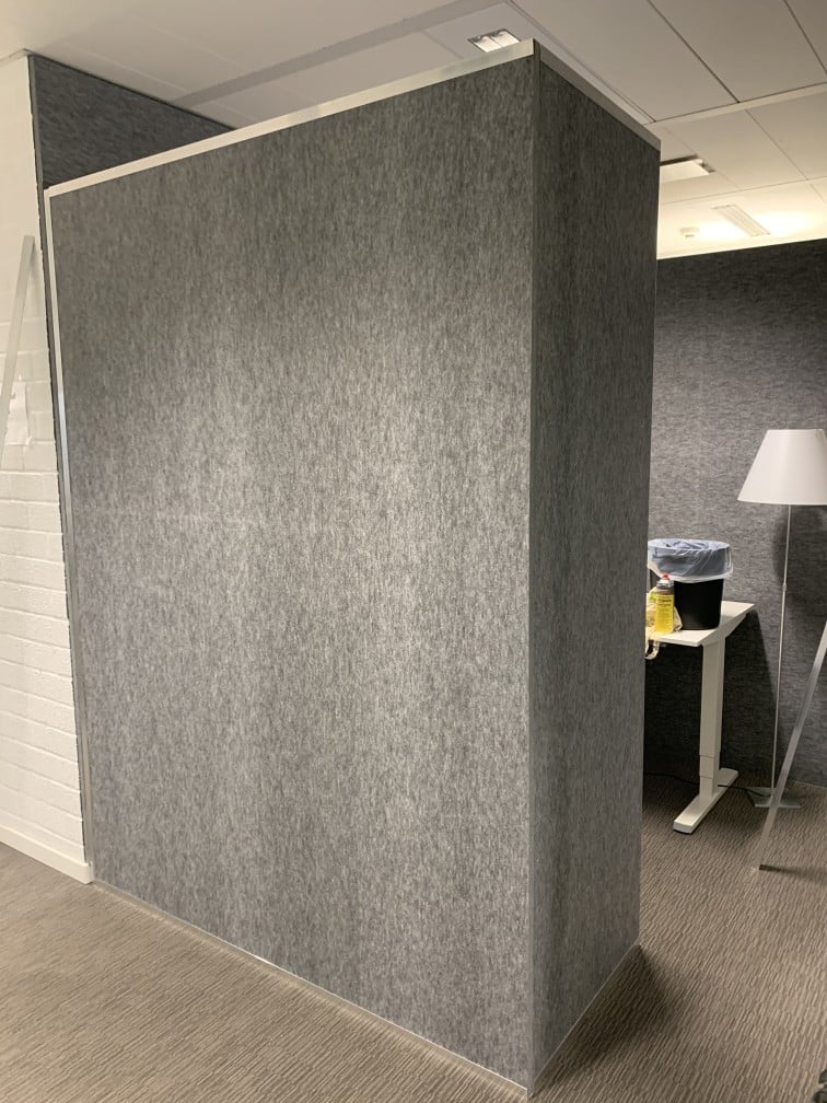 Haute cloison acoustique grise dans un bureau