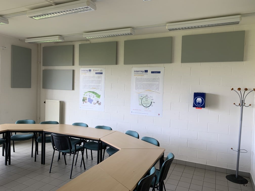 Panneaux acoustiques verts dans une salle de formation