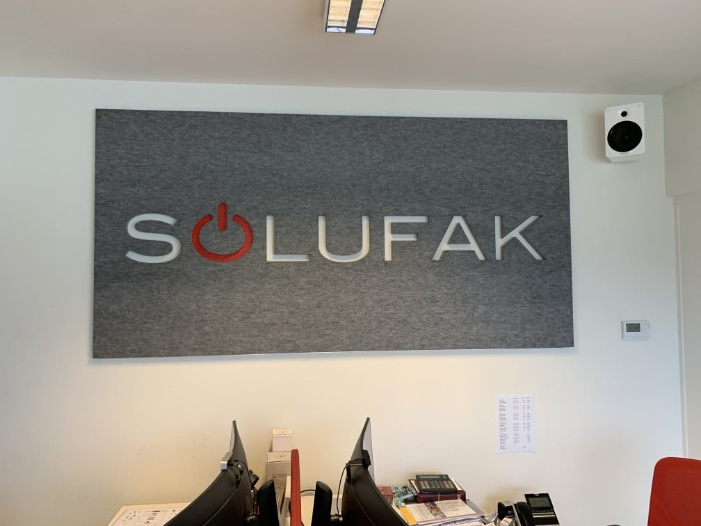 Panneau mural acoustique SOLUFAK gris foncé avec logo
