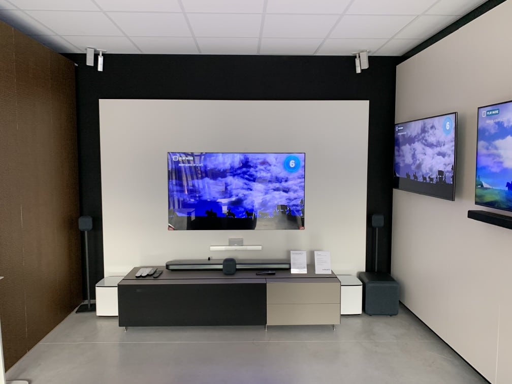Habillage mural acoustique en showroom avec installation audio