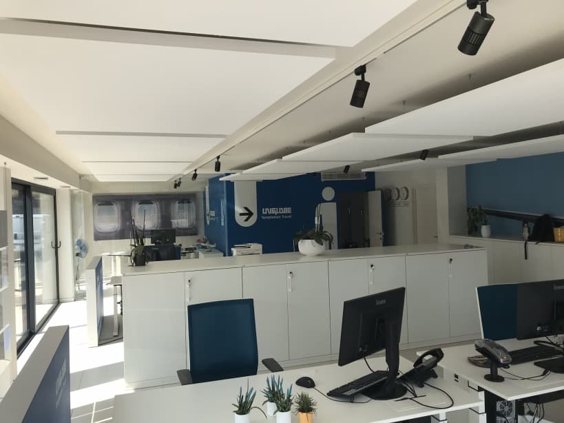 Baffles acoustiques au-dessus des postes de travail dans un bureau ouvert
