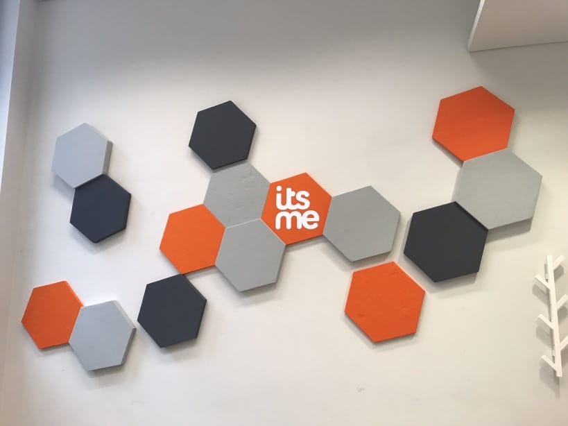 Panneaux muraux acoustiques hexagonaux orange, gris et anthracite