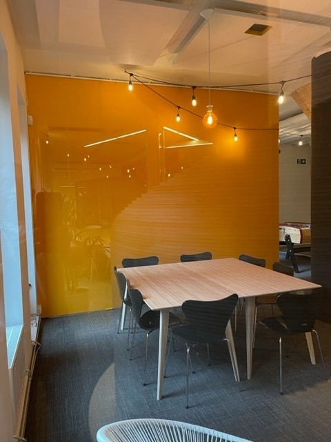 Panneau d'affichage acoustique orange dans une zone repas