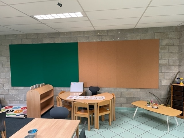Panneau d'affichage acoustique sur mesure vert et brun en salle de classe