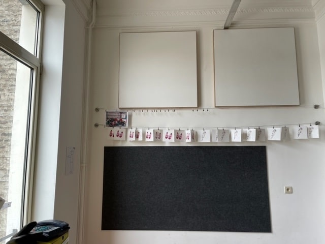 Panneau d'affichage acoustique gris foncé avec panneaux blancs au-dessus