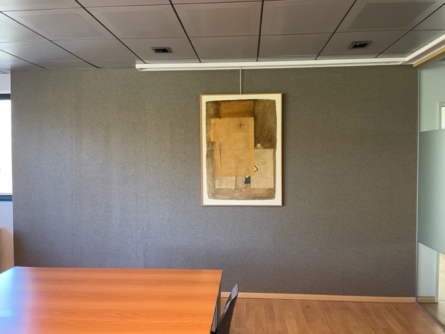 Panneau mural acoustique gris avec fonction d'affichage en salle de réunion