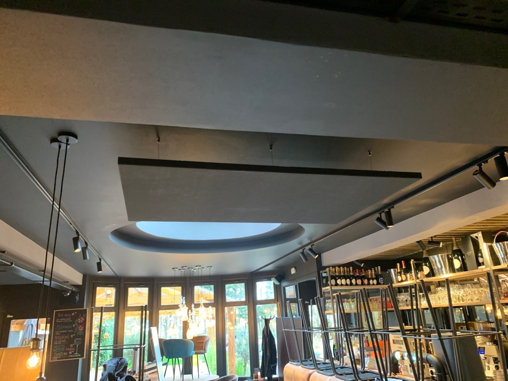 Grand îlot acoustique gris au-dessus du bar d'un restaurant
