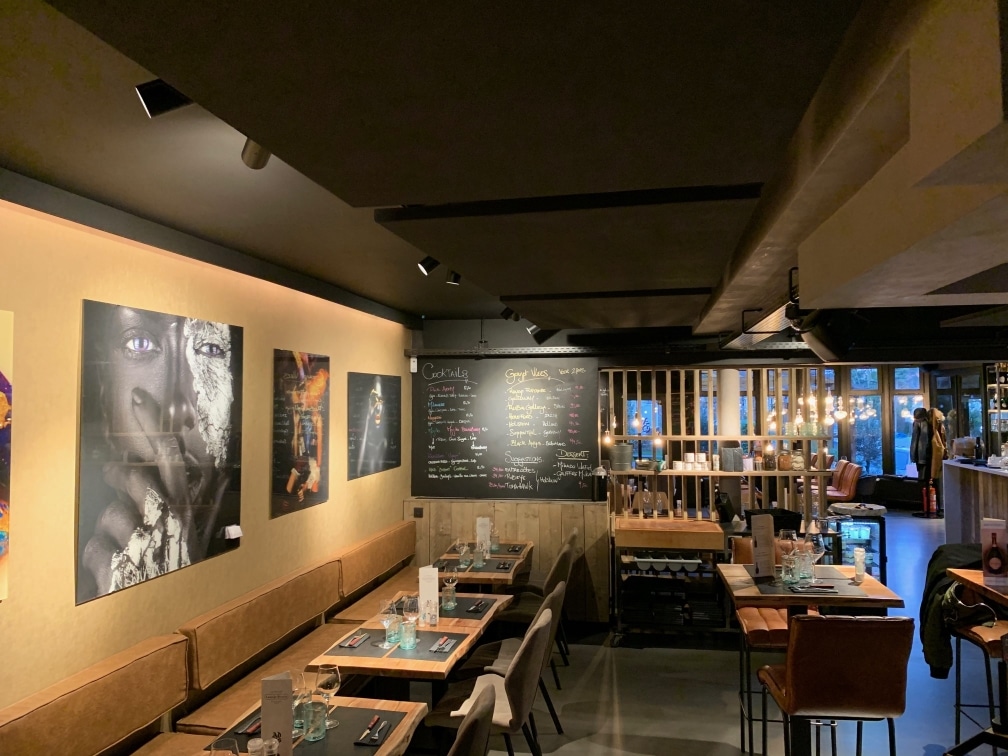 Îlots de plafond acoustiques en salle de restaurant avec œuvres d'art