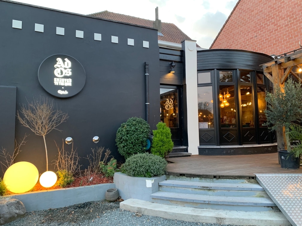 Vue extérieure du restaurant Ad Os avec finition acoustique intérieure