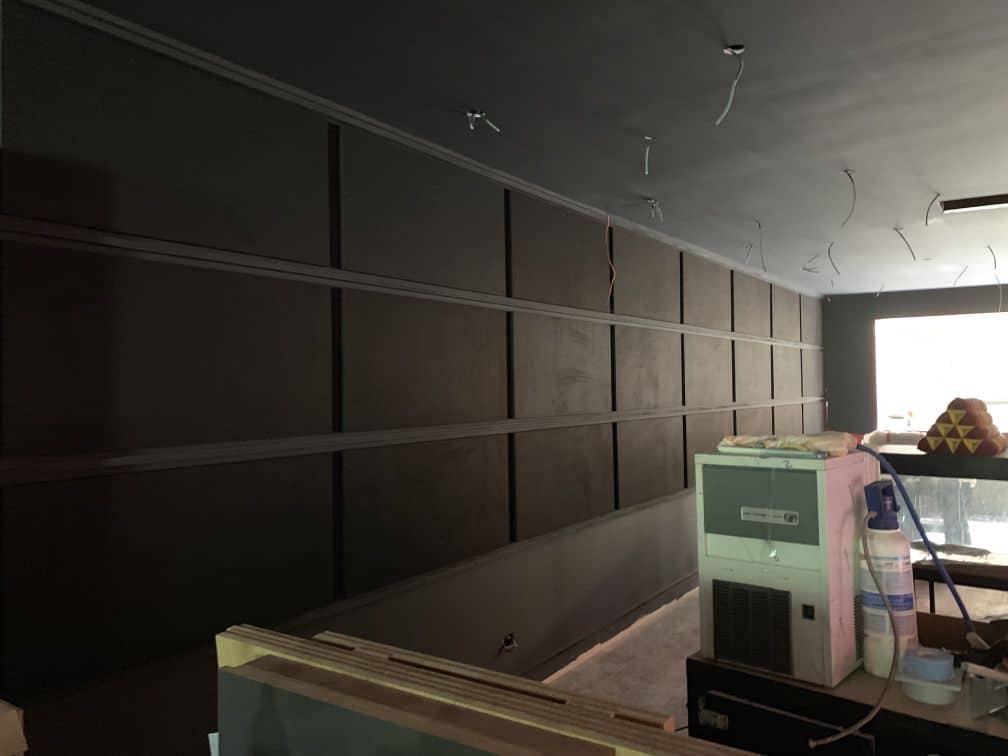 Panneaux muraux acoustiques foncés dans un restaurant en construction