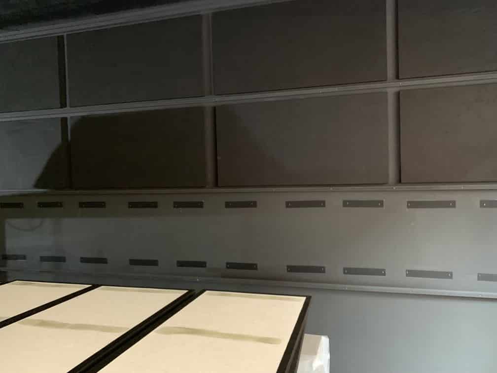 Panneaux muraux acoustiques bruns en trame au-dessus d'une banquette