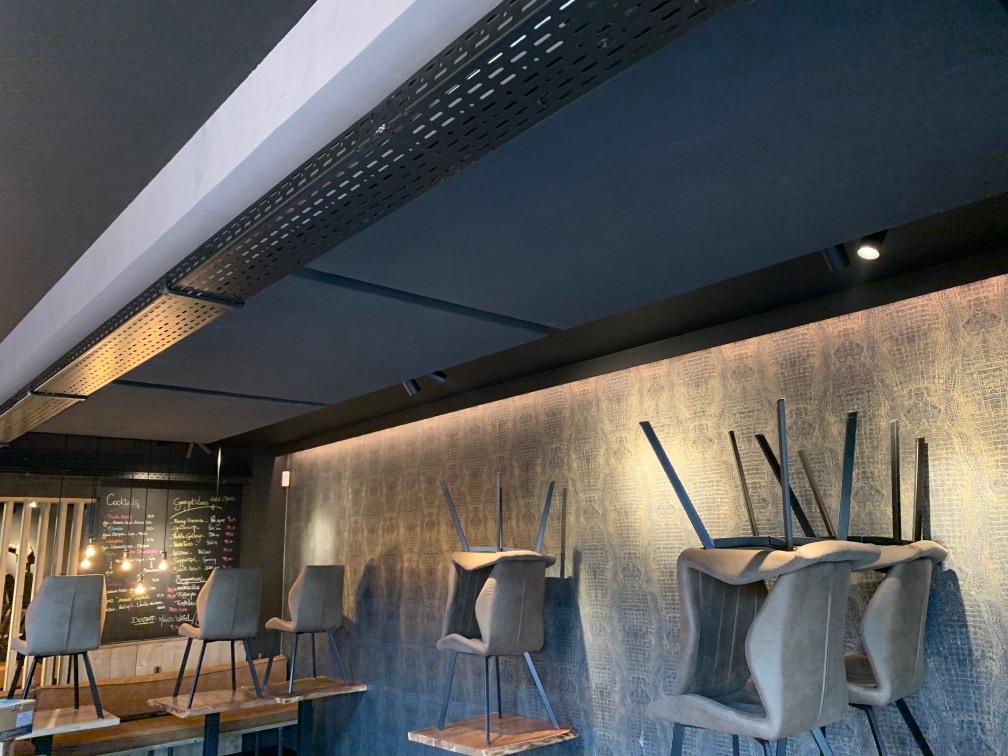 Îlot acoustique perforé au-dessus d'un bar à cocktails