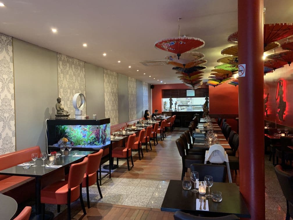 Restaurantzaal vóór akoestische ingreep — kale wanden en plafond met sterke galm