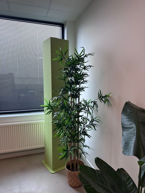 Totem acoustique vert olive dans un espace de bureau