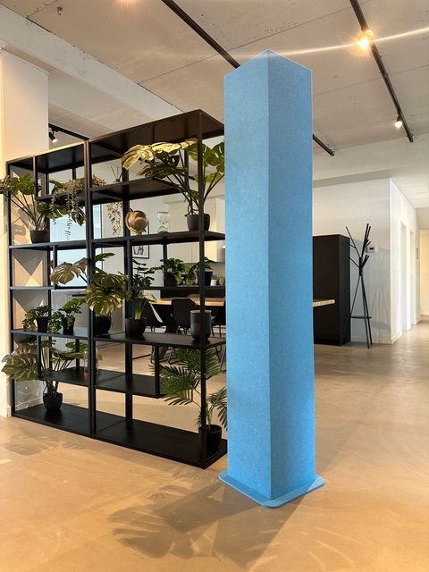 Totem acoustique bleu clair comme séparateur d'espace